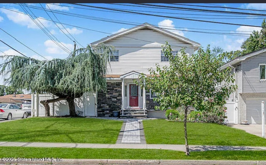 BEAUTIFUL DETACHED SINGLE FAMILY HOME